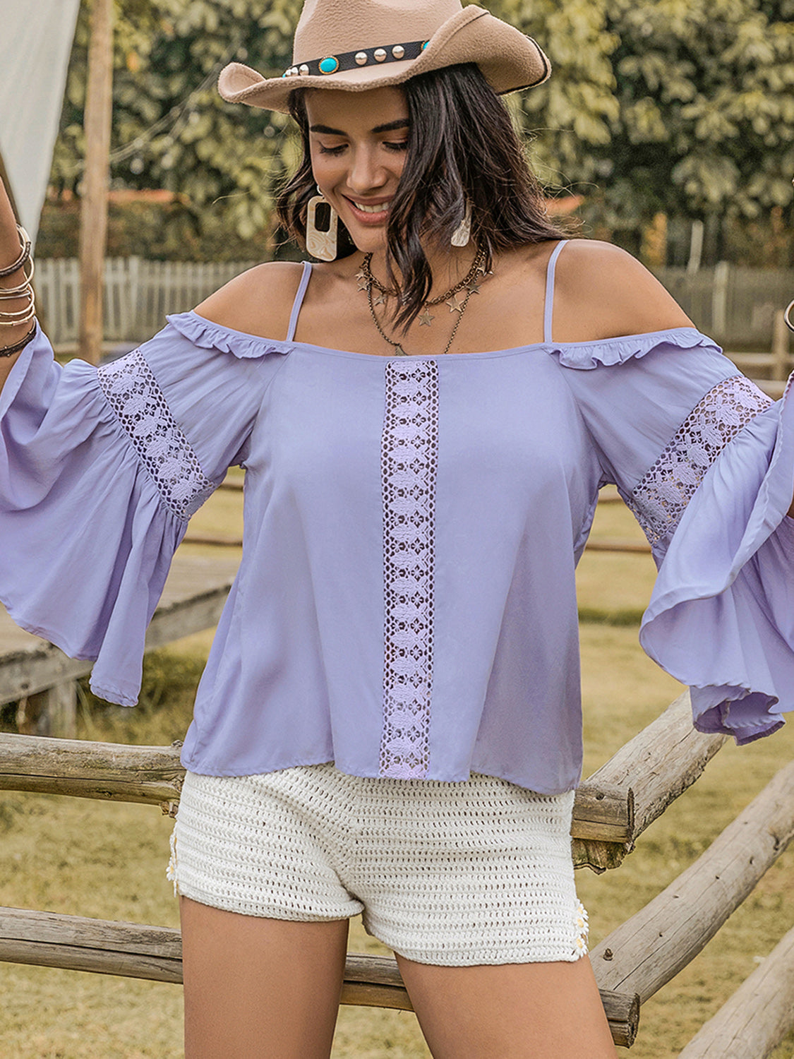 Blusa con mangas acampanadas y cuello cuadrado