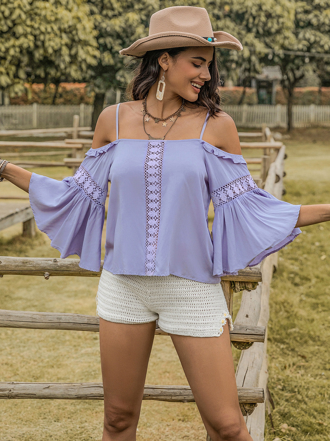 Blusa con mangas acampanadas y cuello cuadrado