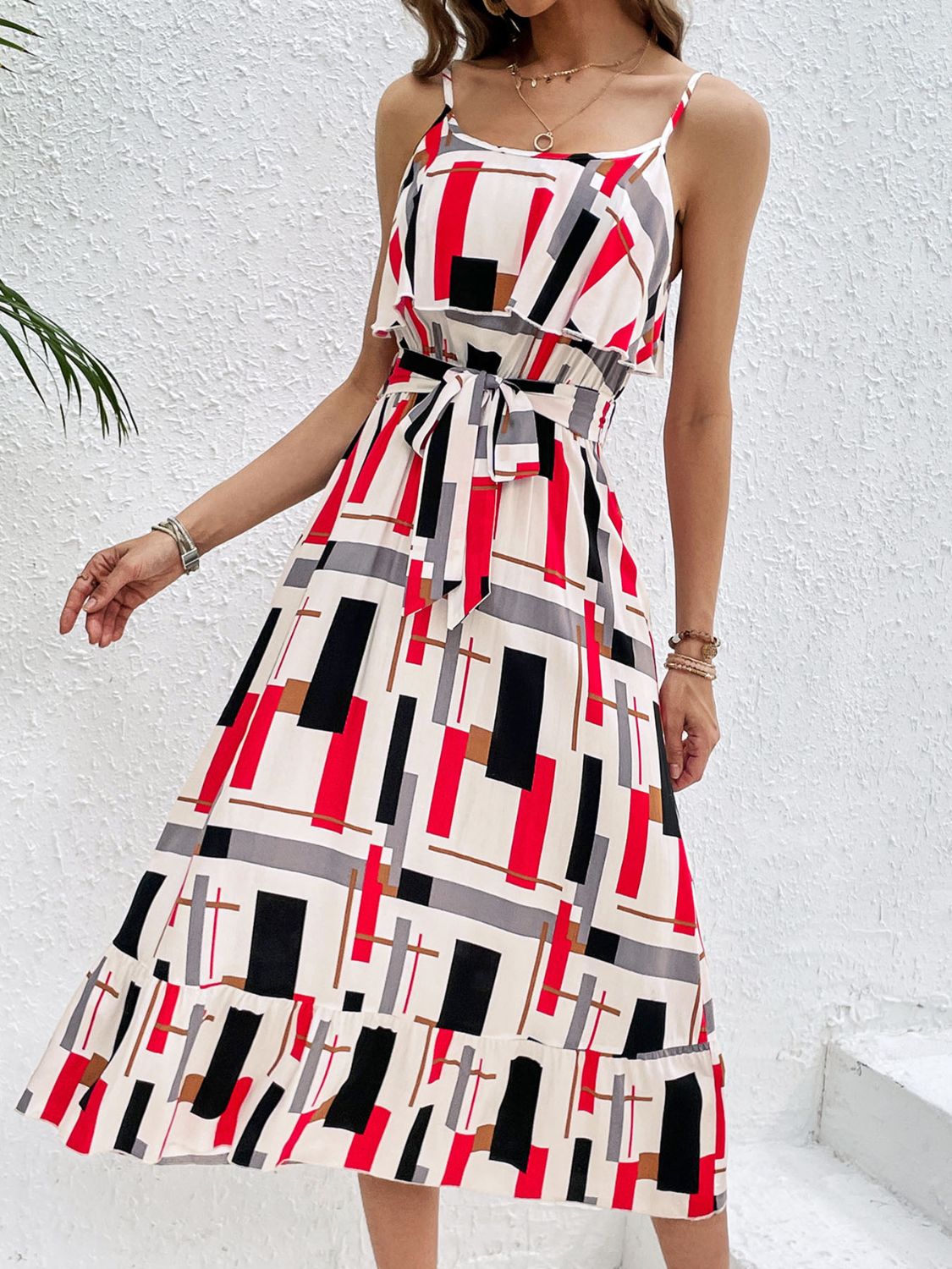 Vestido midi con cintura anudada y estampado con volantes