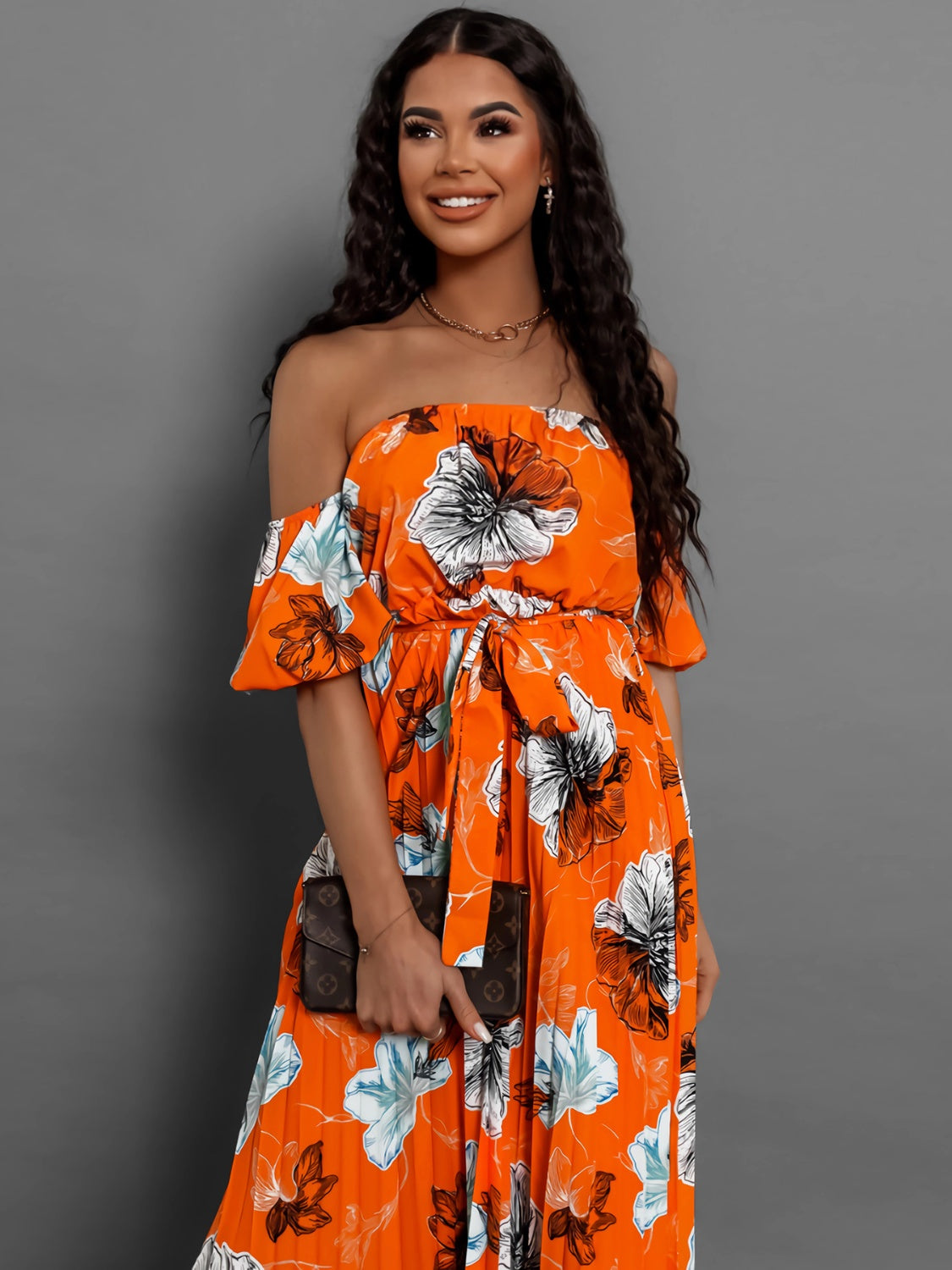 Vestido midi de manga corta con hombros descubiertos y estampado floral plisado