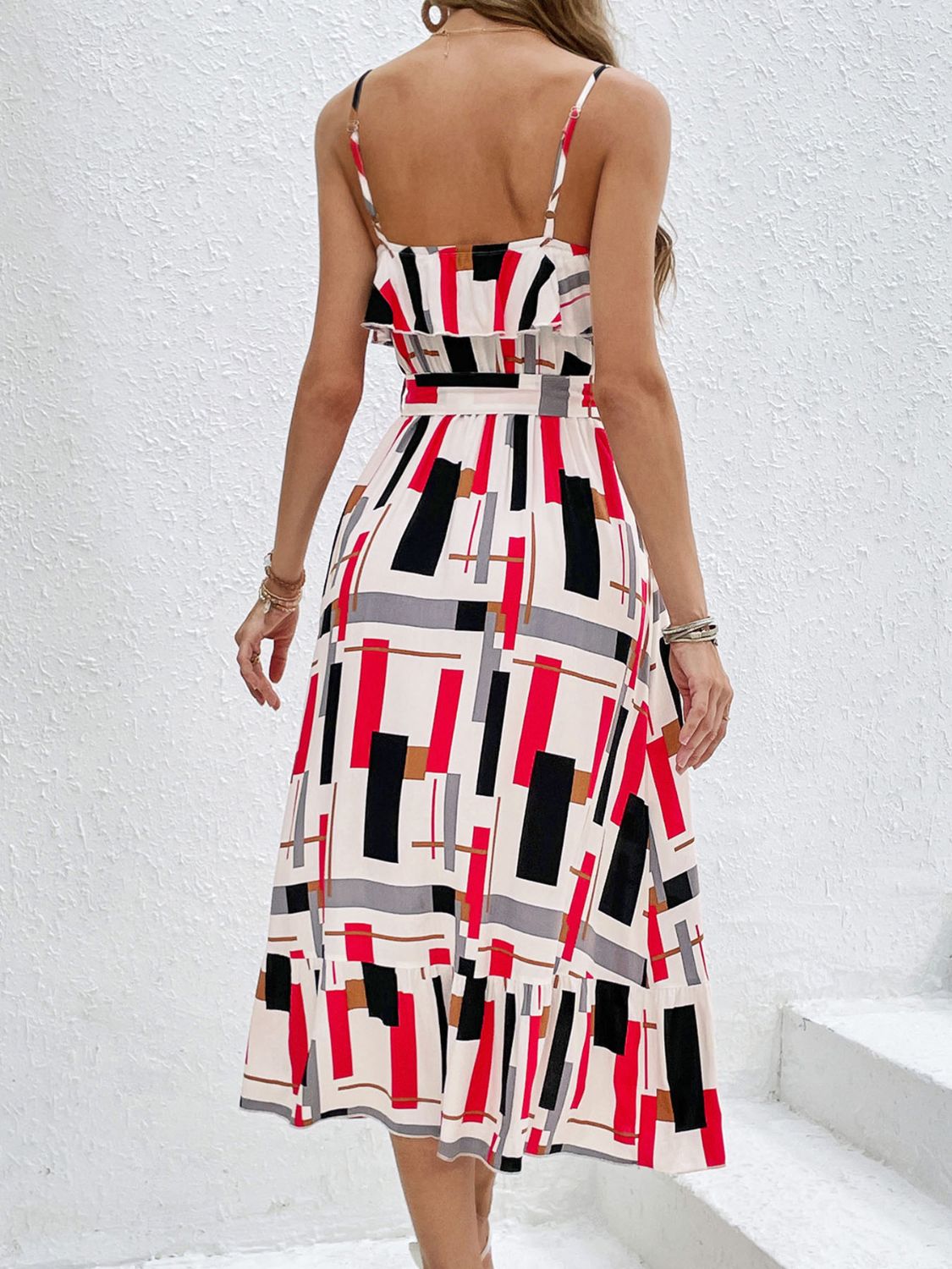 Vestido midi con cintura anudada y estampado con volantes