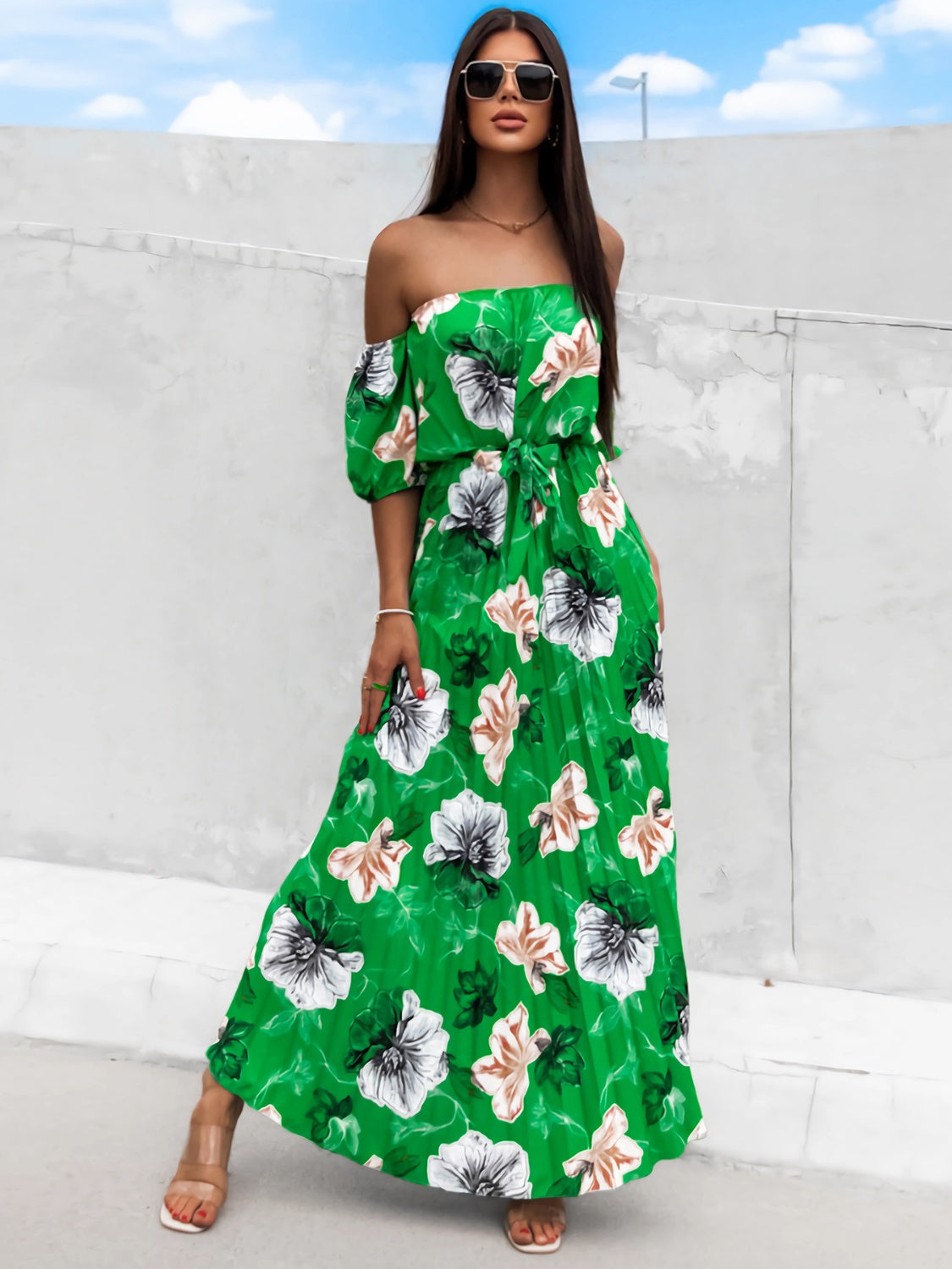 Vestido midi de manga corta con hombros descubiertos y estampado floral plisado