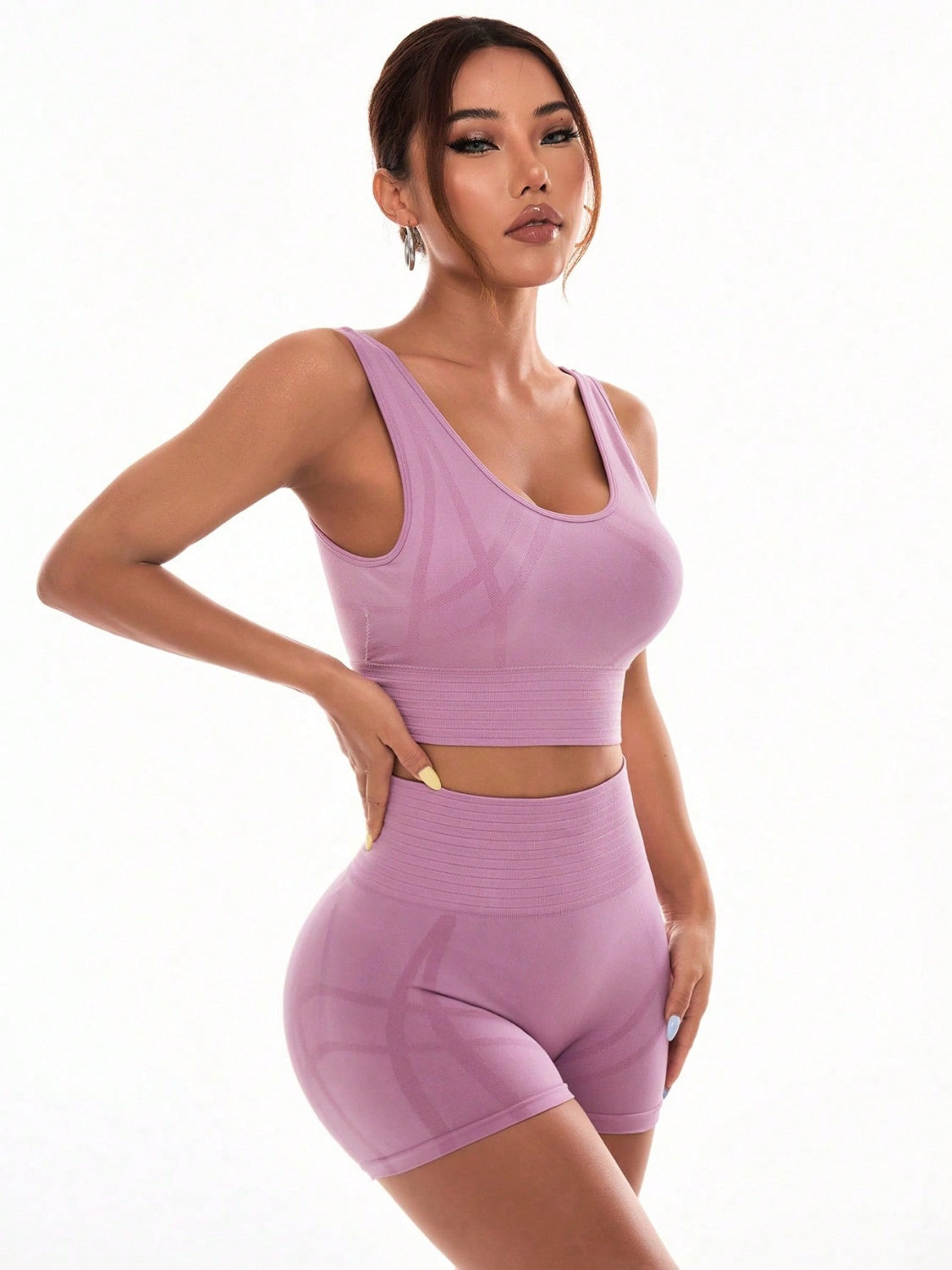 Conjunto activo de top y pantalones cortos con tirantes anchos y cuello redondo