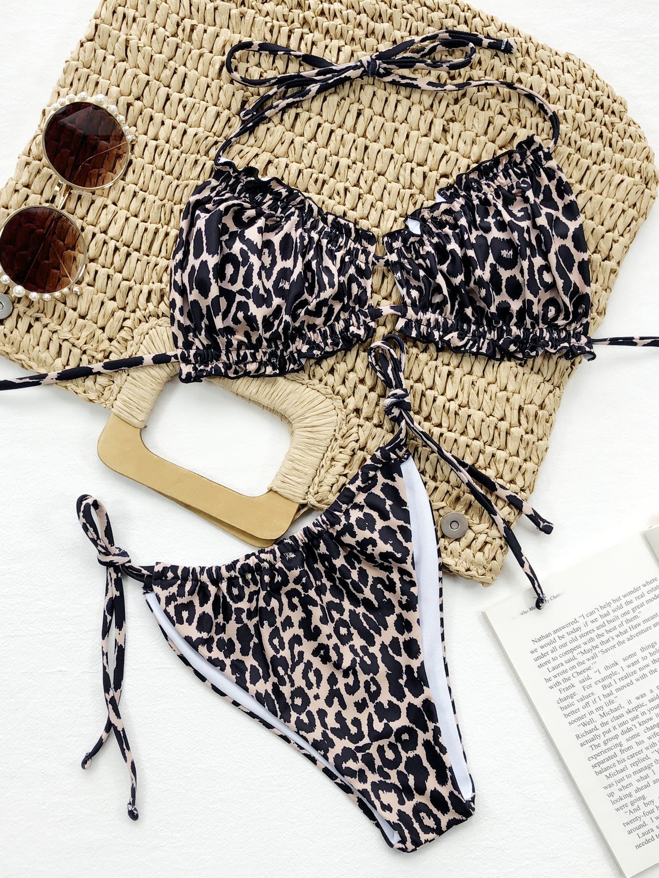 Conjunto de bikini con cuello halter y detalle de volantes