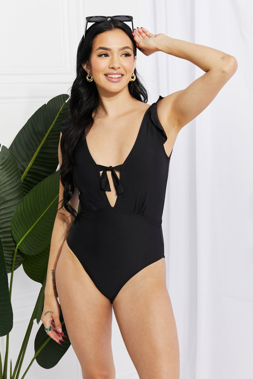 Traje de baño de una pieza en negro con mangas con volantes Seashell de Marina West