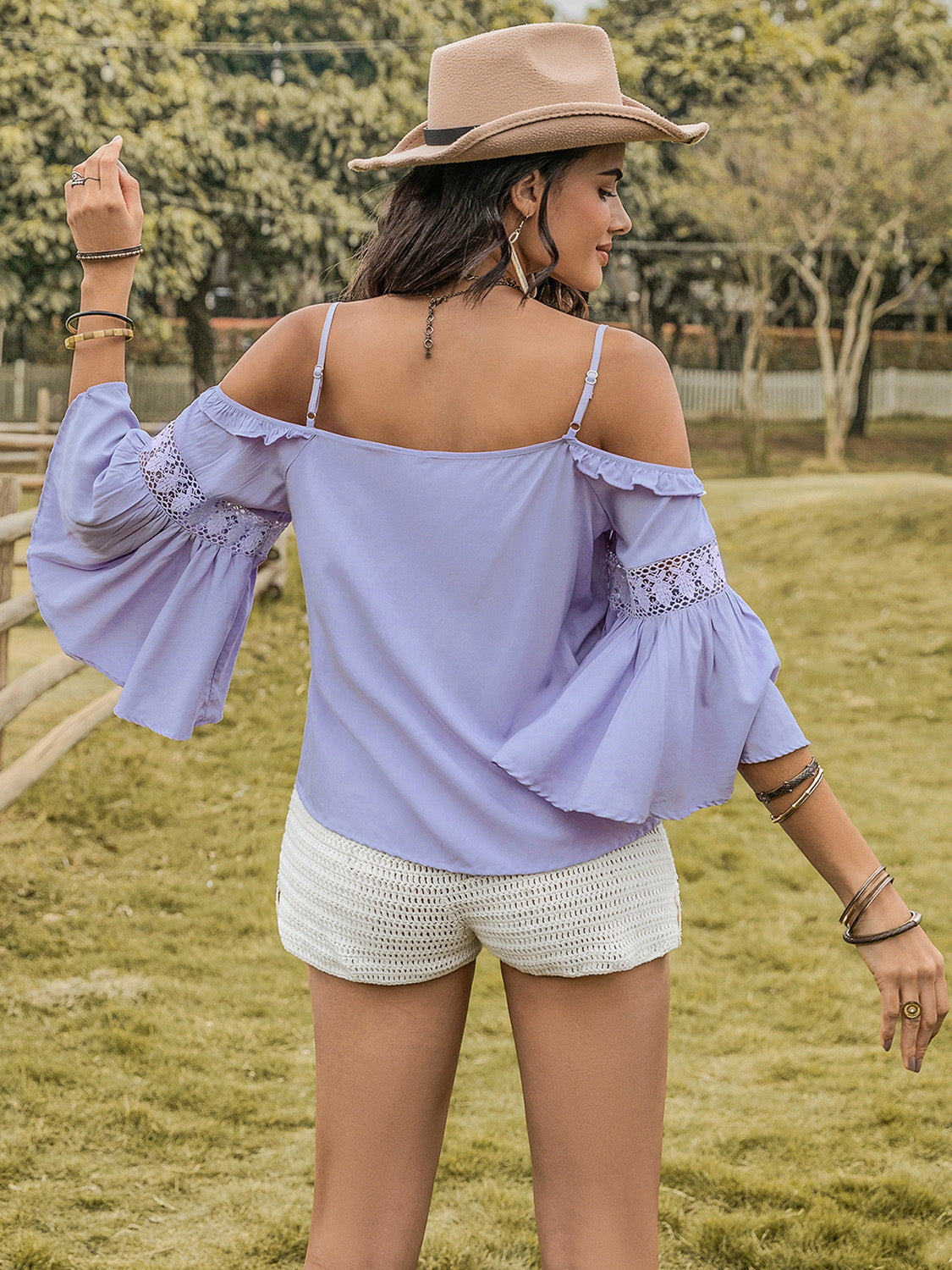 Blusa con mangas acampanadas y cuello cuadrado