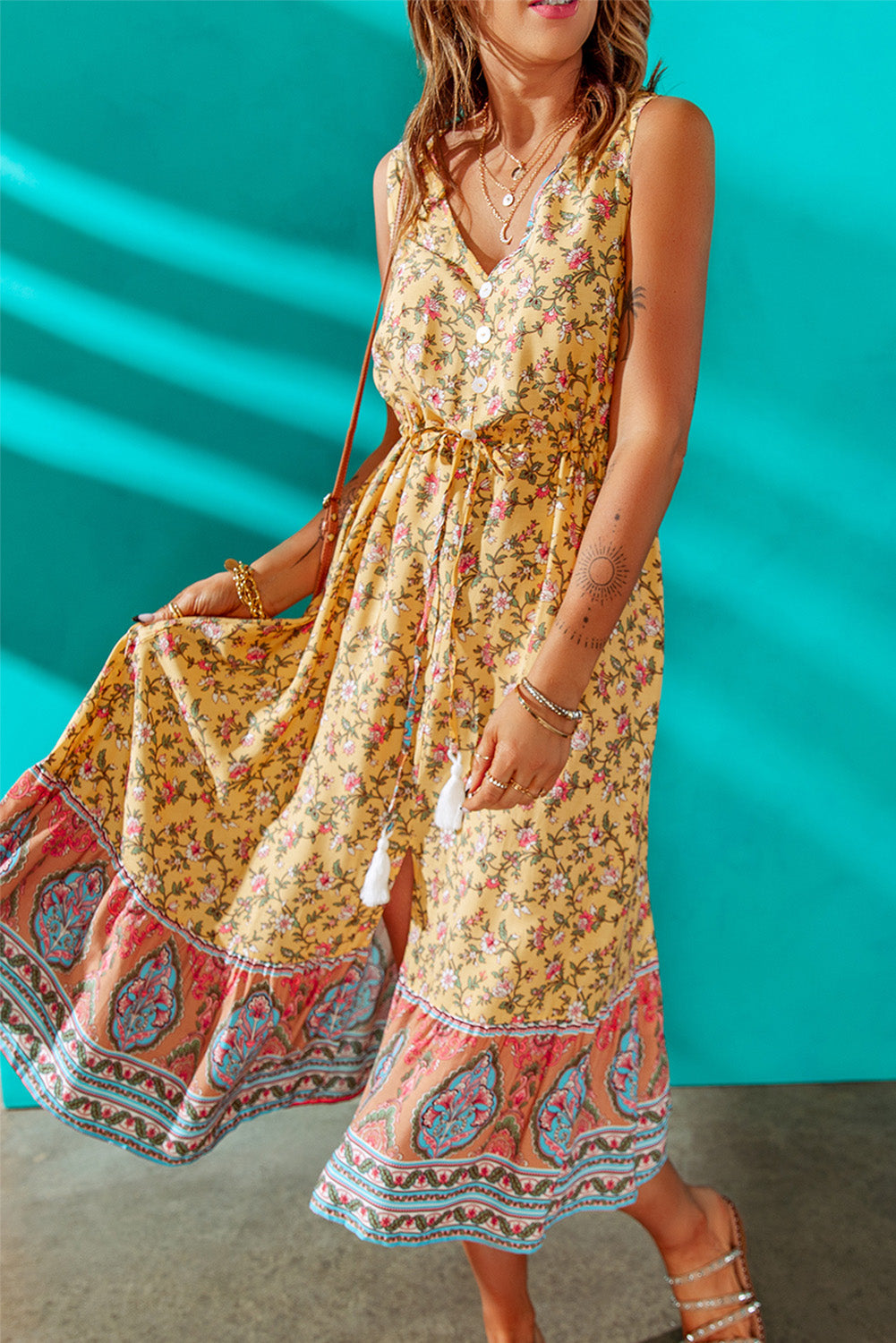 Vestido bohemio sin mangas con abertura y lazo con borlas