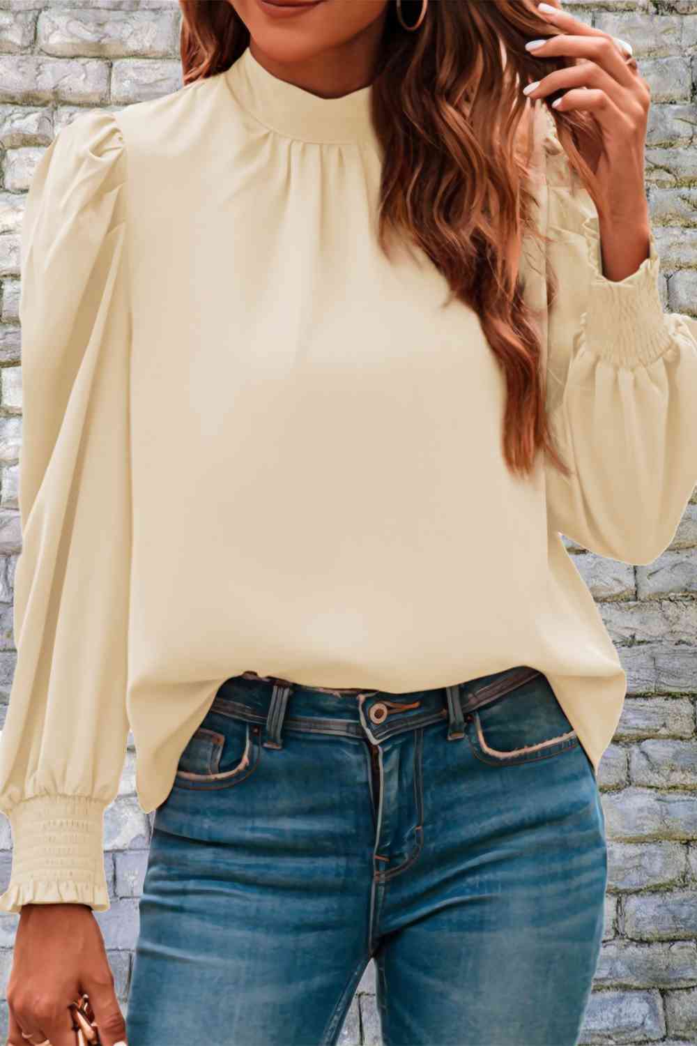 Blusa con mangas abullonadas y cuello simulado