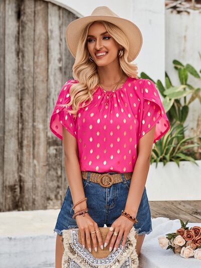 Blusa estampada con cuello redondo y mangas de pétalos