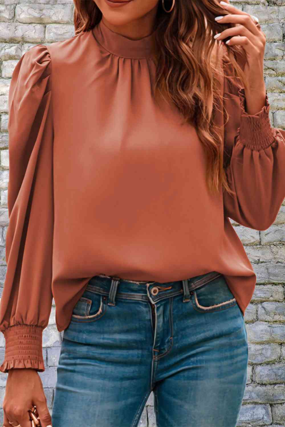 Blusa con mangas abullonadas y cuello simulado