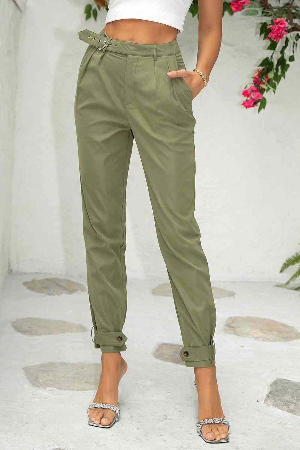 Pantalones jogger con detalle de cinturón