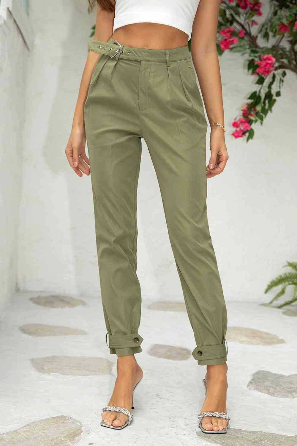 Pantalones jogger con detalle de cinturón