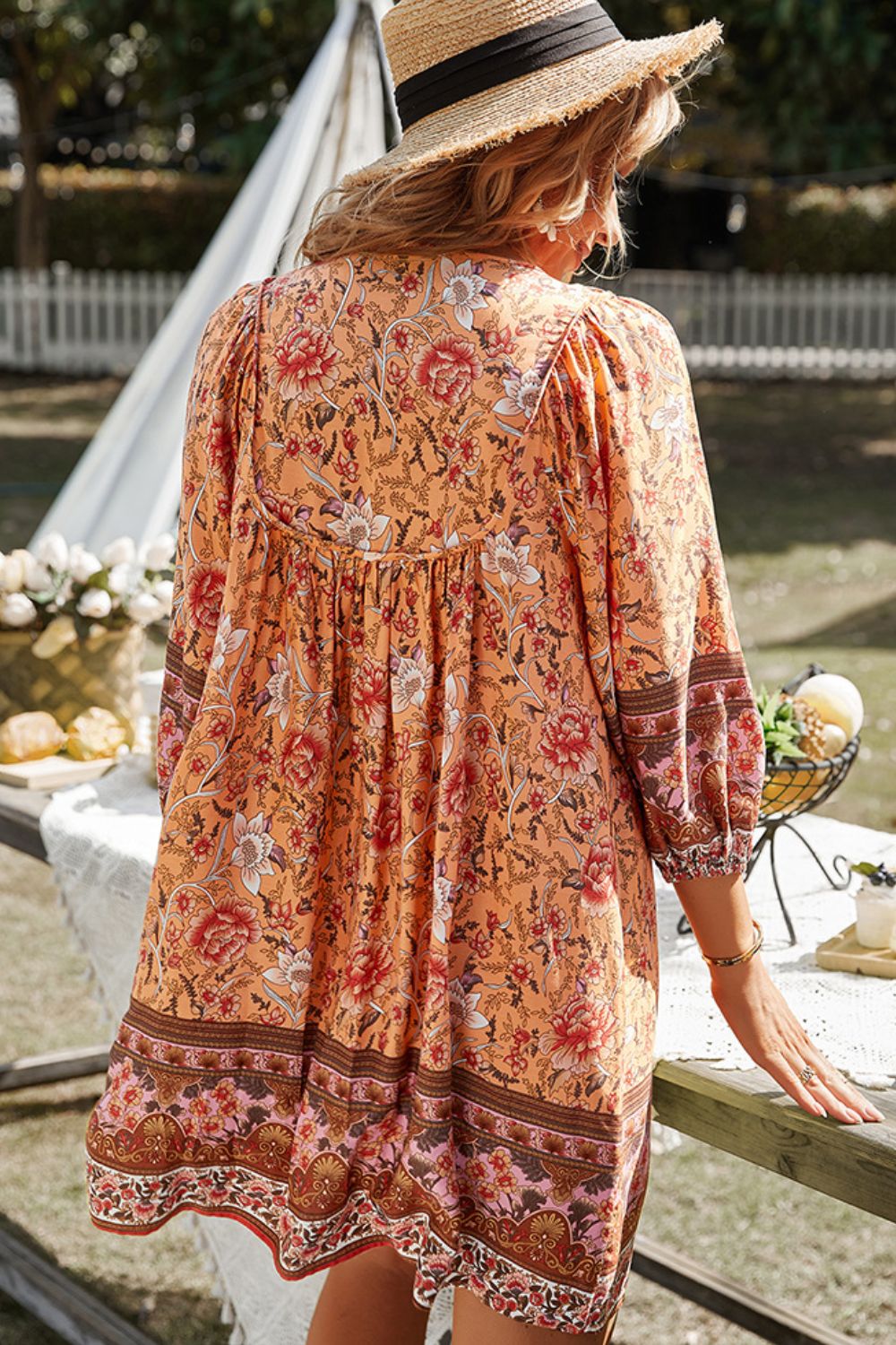 Vestido bohemio con manga globo y cuello anudado