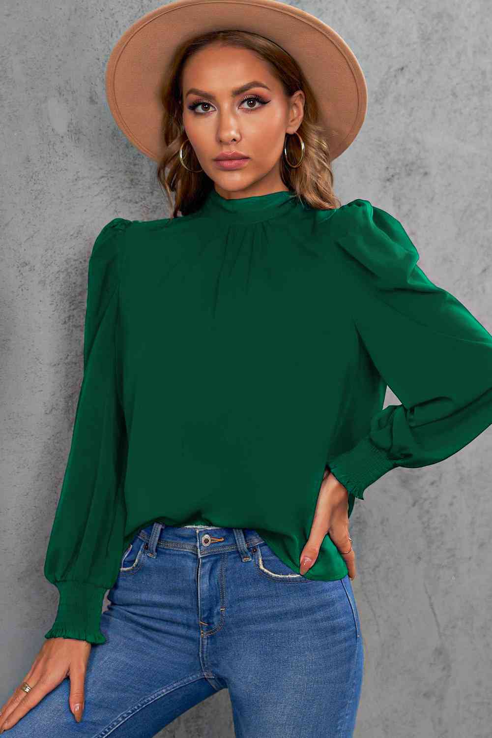 Blusa con mangas abullonadas y cuello simulado