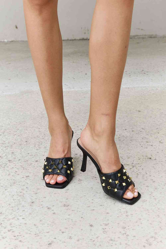 Mules acolchados con puntera cuadrada en negro de Forever Link