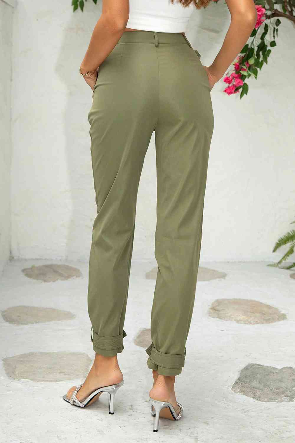 Pantalones jogger con detalle de cinturón