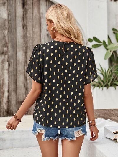 Blusa estampada con cuello redondo y mangas de pétalos