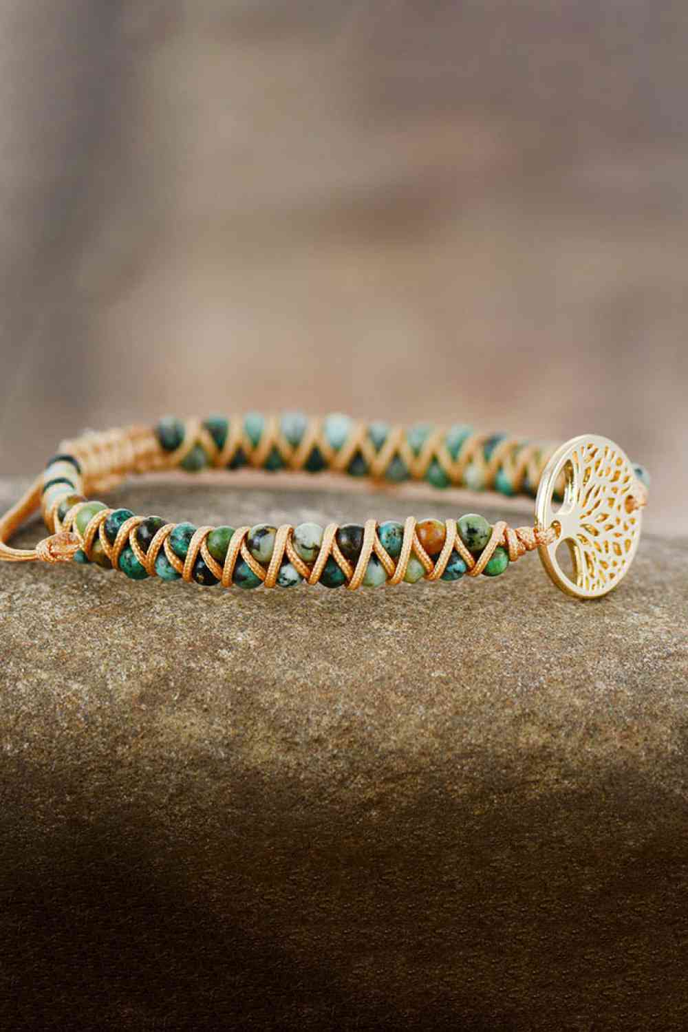 Pulsera de cobre con cuentas en forma de árbol hecha a mano