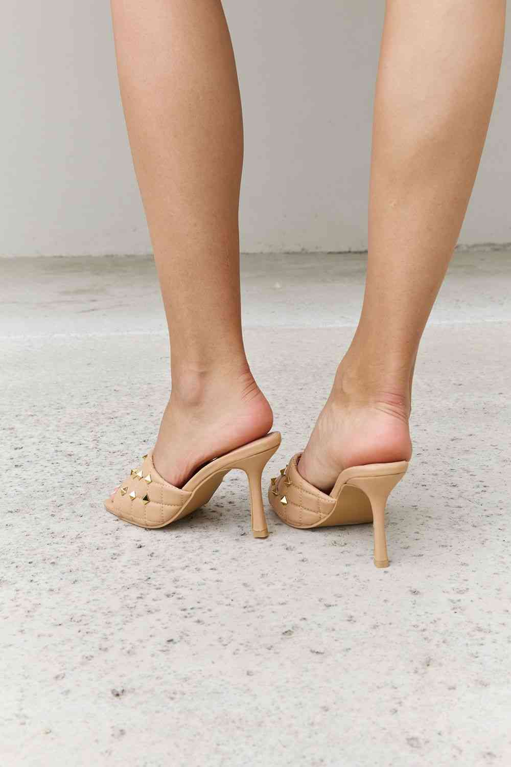 Mules acolchados con puntera cuadrada en color nude de Forever Link