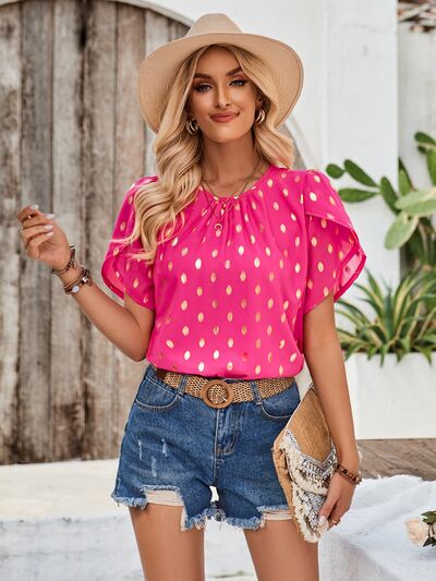 Blusa estampada con cuello redondo y mangas de pétalos