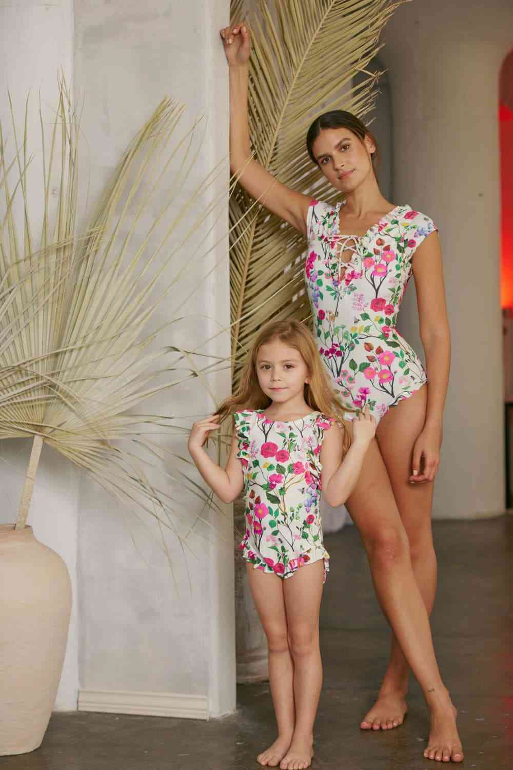 Marina West Swim Traje de baño de una pieza con cuello en V Bring Me Flowers Cherry Blossom Cream