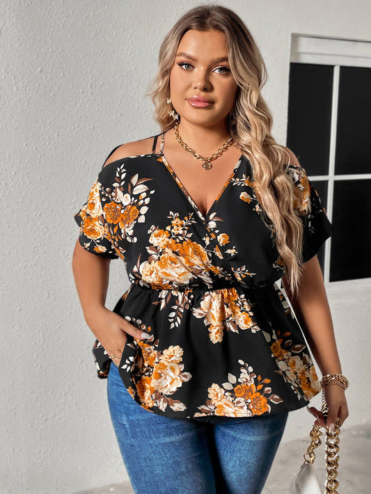 Blusa con cuello de sobrepelliz y hombros descubiertos con estampado floral de talla grande