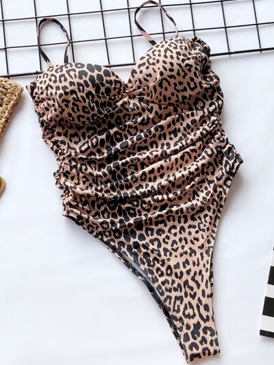 Traje de baño de una pieza con tirantes finos de leopardo fruncido