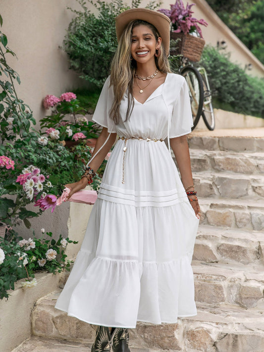 Vestido con dobladillo con volantes y manga corta con cuello anudado