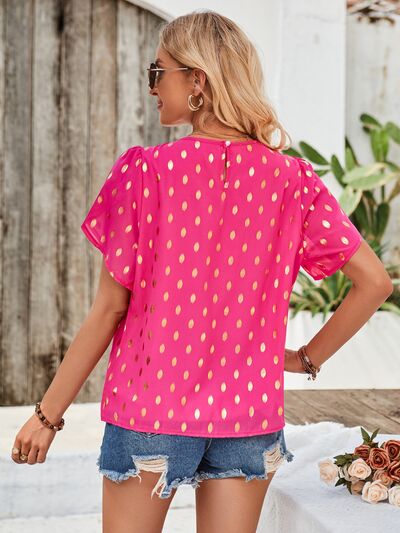 Blusa estampada con cuello redondo y mangas de pétalos