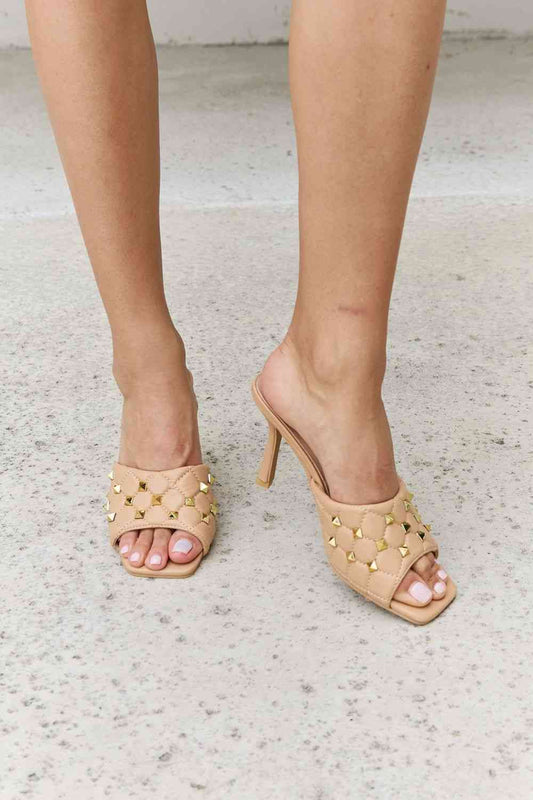 Mules acolchados con puntera cuadrada en color nude de Forever Link